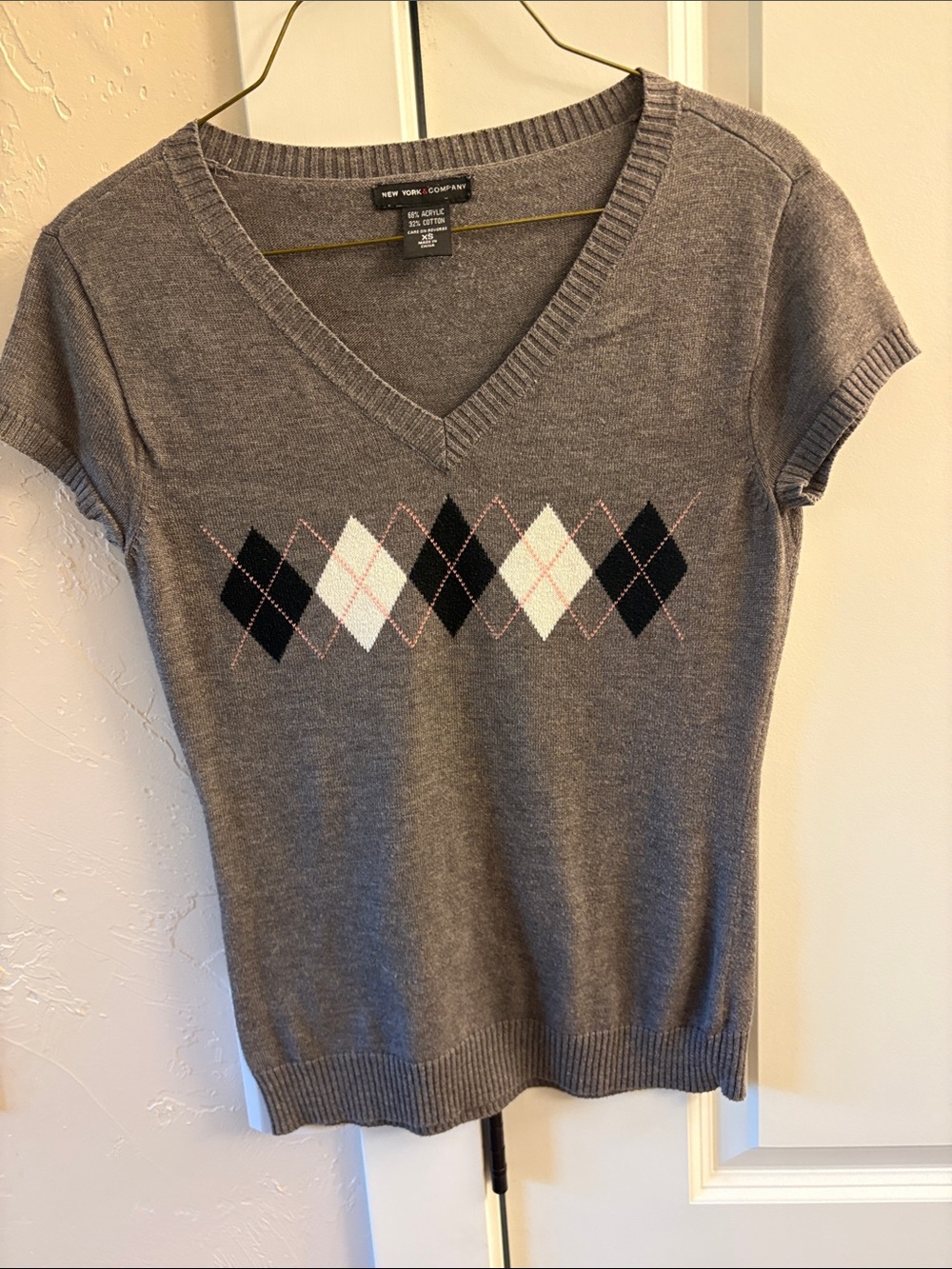 New York & Company Gray Argyle V‑Neck Short Sleeve Sweater Top